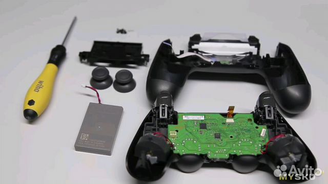 Геймпад Dualshock, идущий в комплекте с приставкой PS4, можно без особого труда разобрать – процедура несложная с минимумом инструментов, но требует аккуратности
