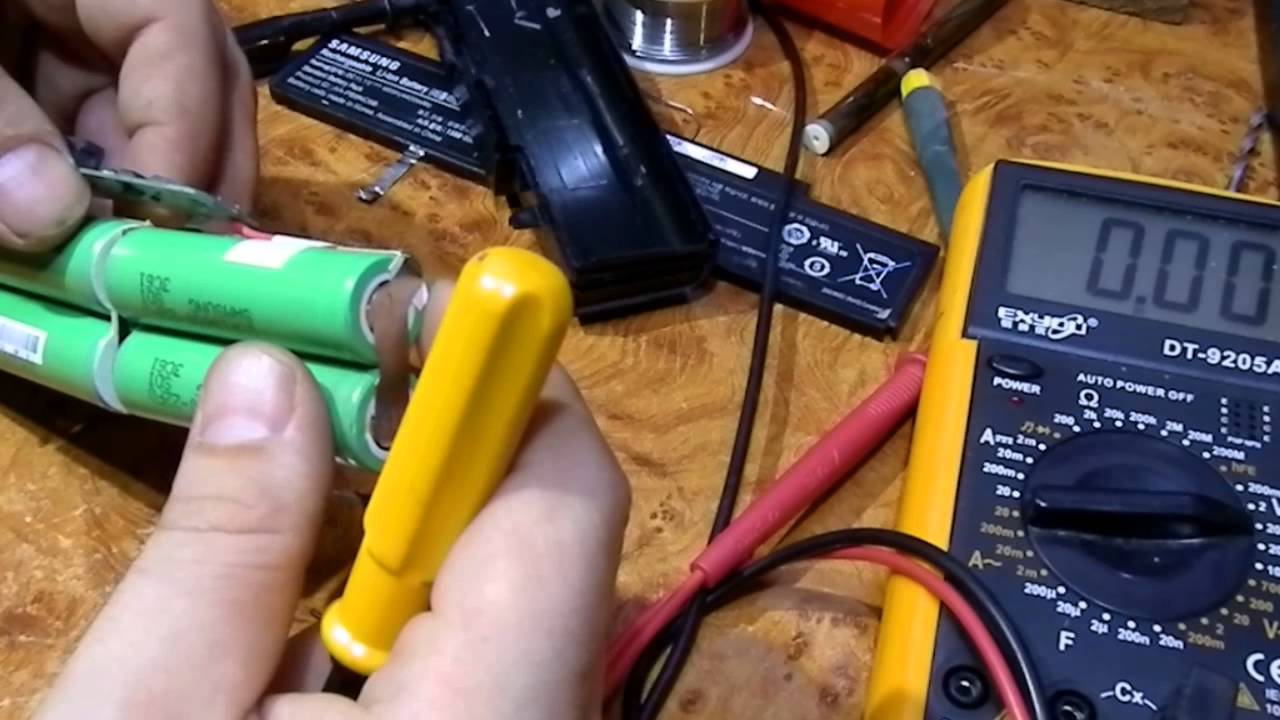 Как вытащить и заменить батарею ноутбука?